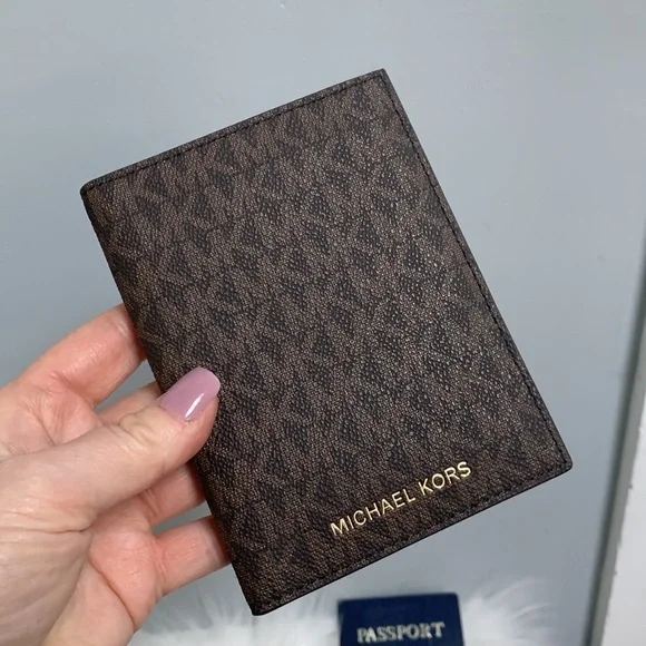 ❌SOLD❌ Authentic Michael Kors passport and credit card holder - like new - Picture 17 of 17